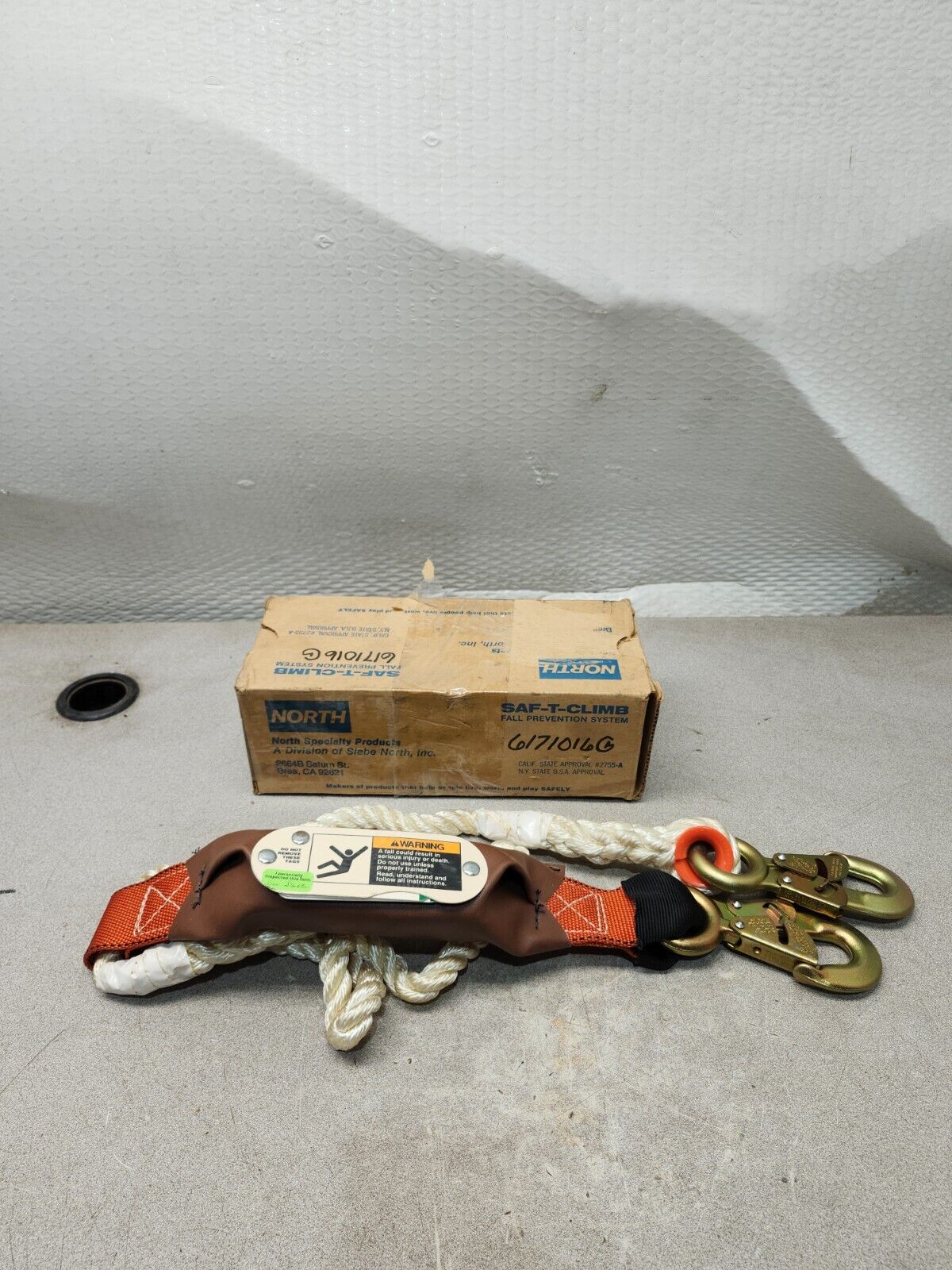 NEW IN BOX NORTH SAF-T-CLIMB FALL PREVENTION SYSTEM Medium 728-200-001