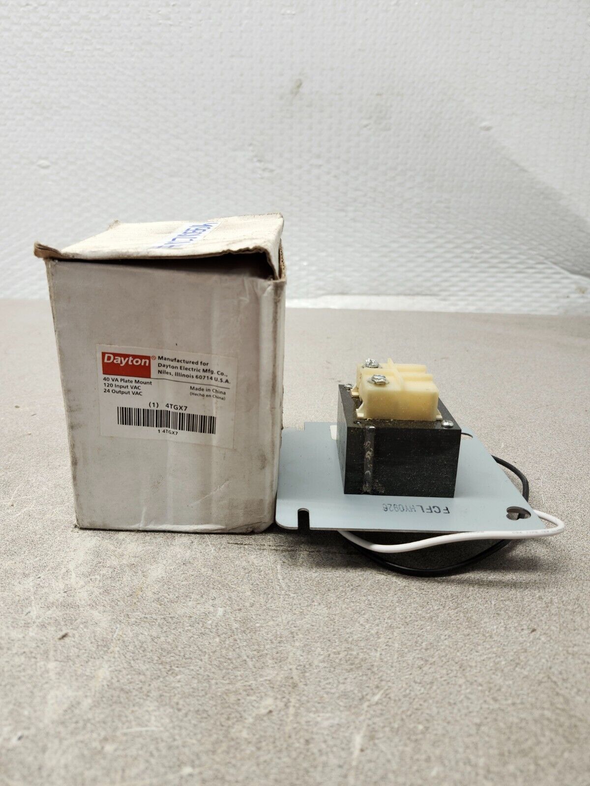 NEW IN BOX LOT OF 2 DAYTON 40 VA PLATE MOUNT 4TGX7