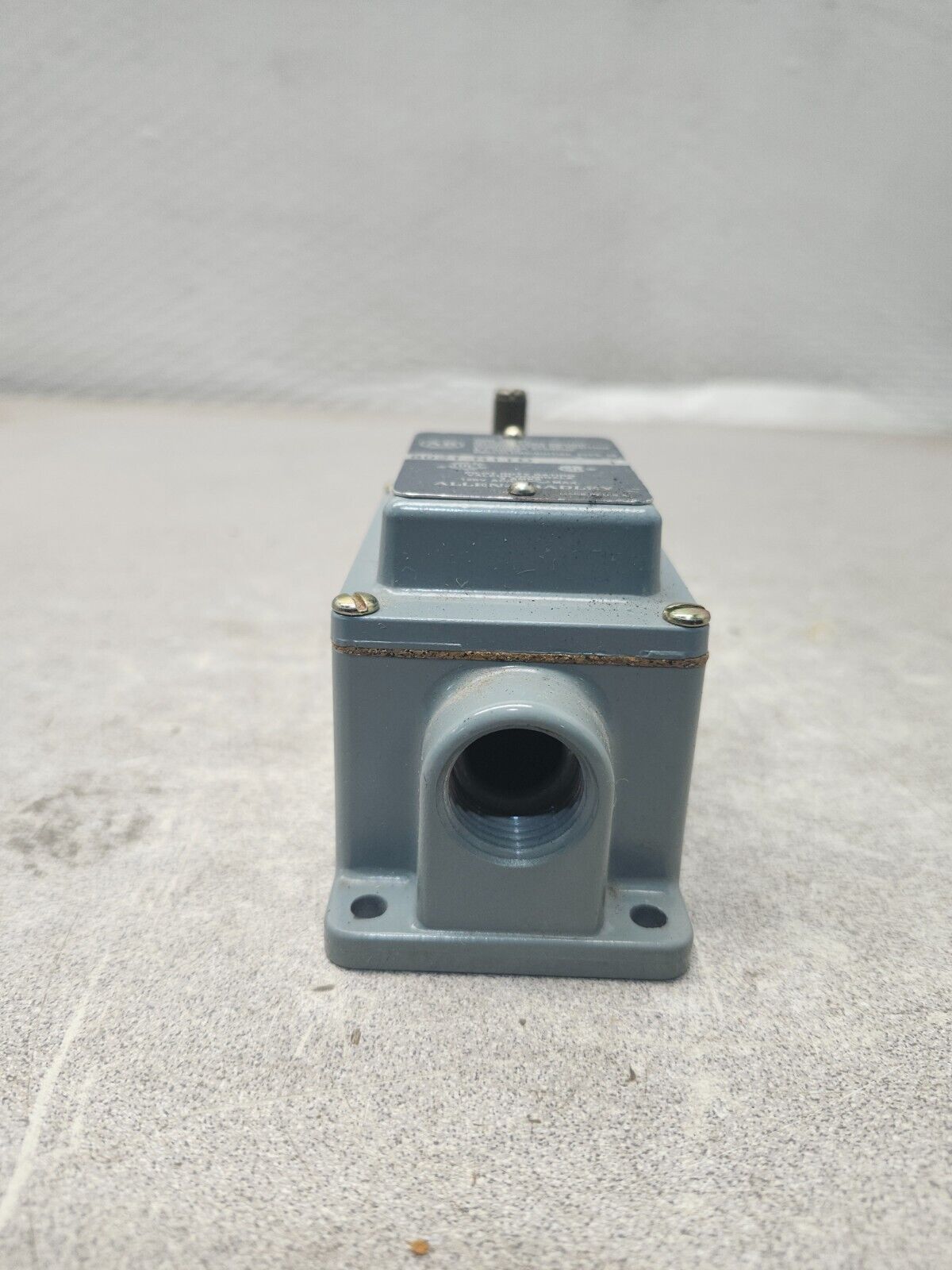 NEW NO BOX ALLEN BRADLEY SERIES 1 TIME DELAY OILTIGHT LIMIT SWITCH 802T-R1TD