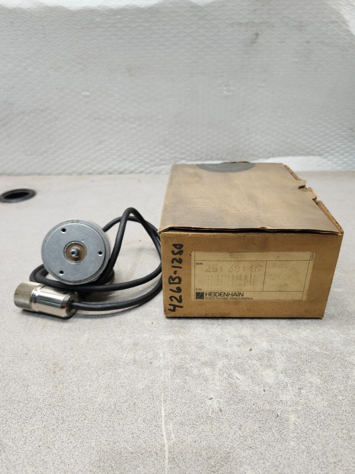NEW IN BOX HEIDENHAIN ENCODER ROD 251 681 87