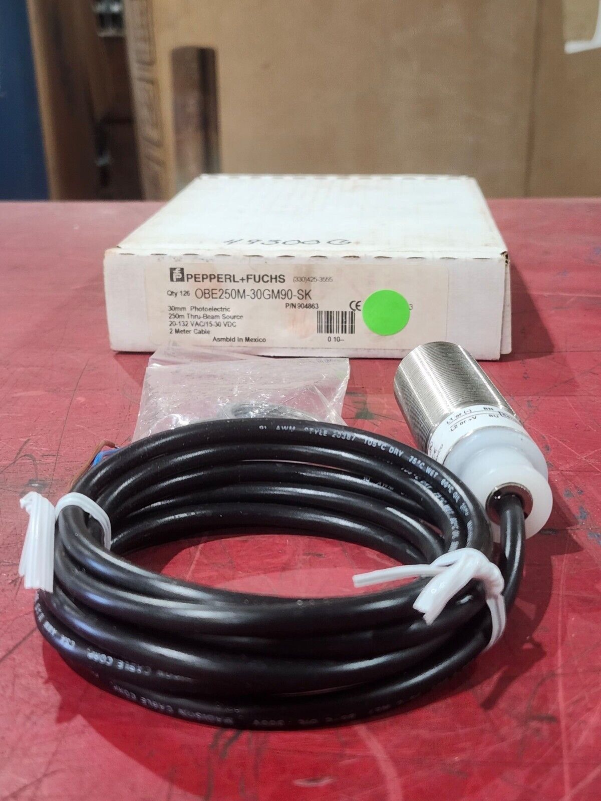 NEW IN BOX PEPPERL+FUCHS THRU BEAM SOURCE OBE250M-30GM90-SK