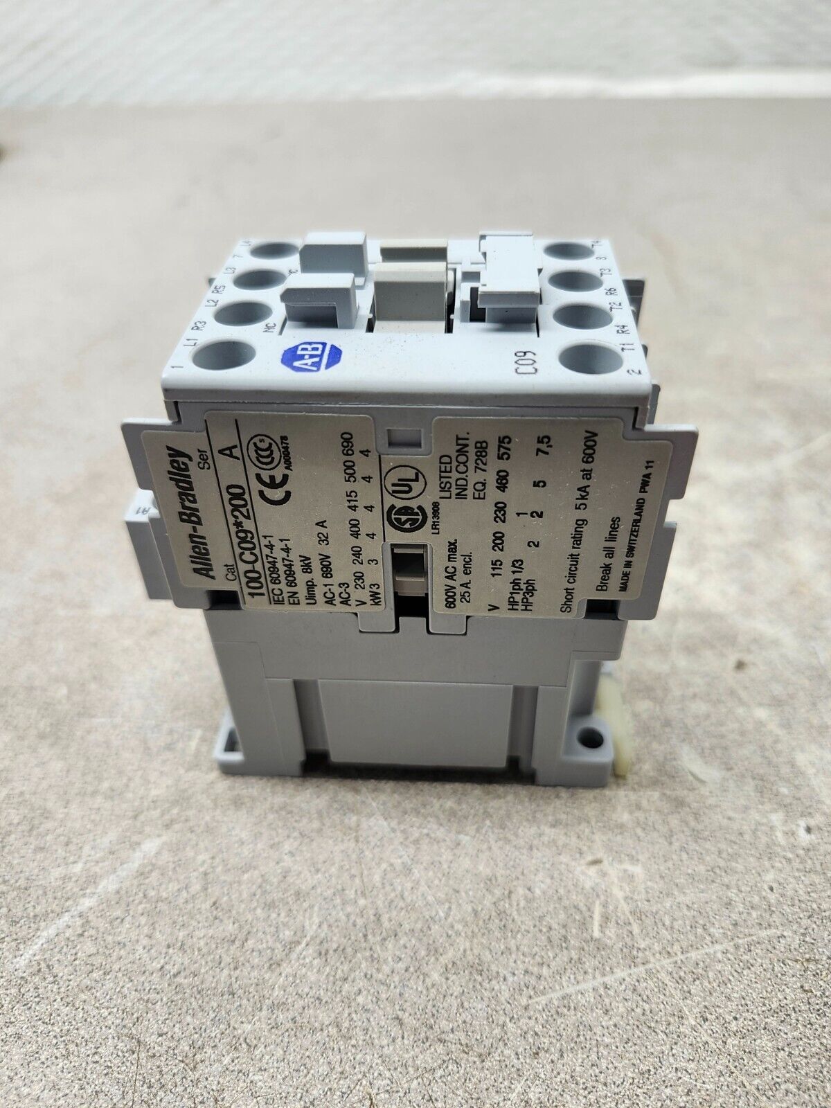 NEW IN BOX ALLEN BRADLEY CONTACTOR 100-C09D200