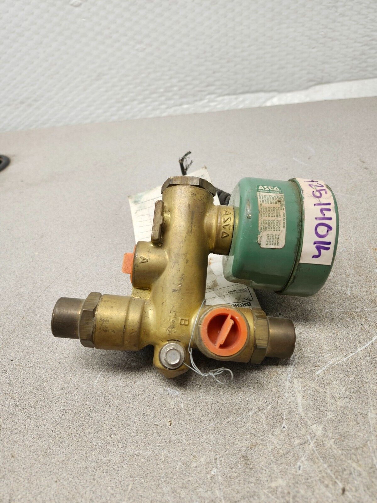 NEW NO BOX ASCO RED HAT 120V 60hz 20W 1/2 PIPE HB 8302C 29 U