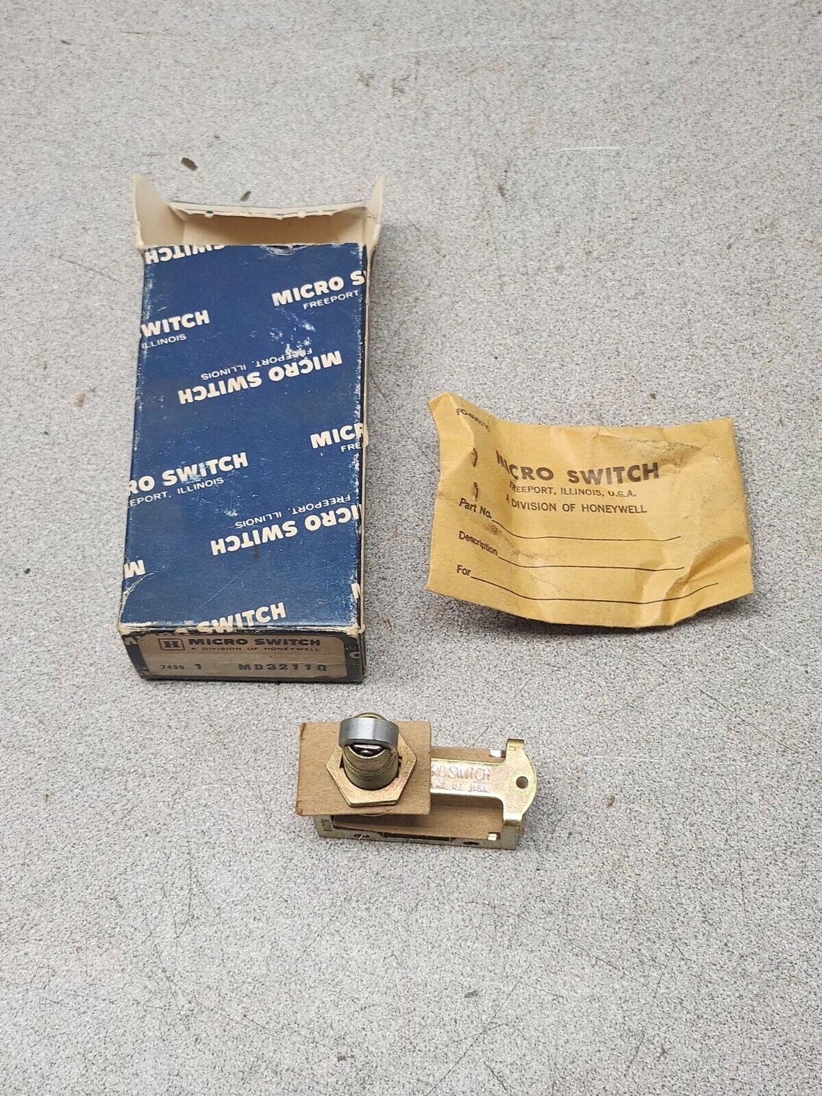 NEW IN BOX MICROSWITCH LIMIT SWITCH MD3211Q
