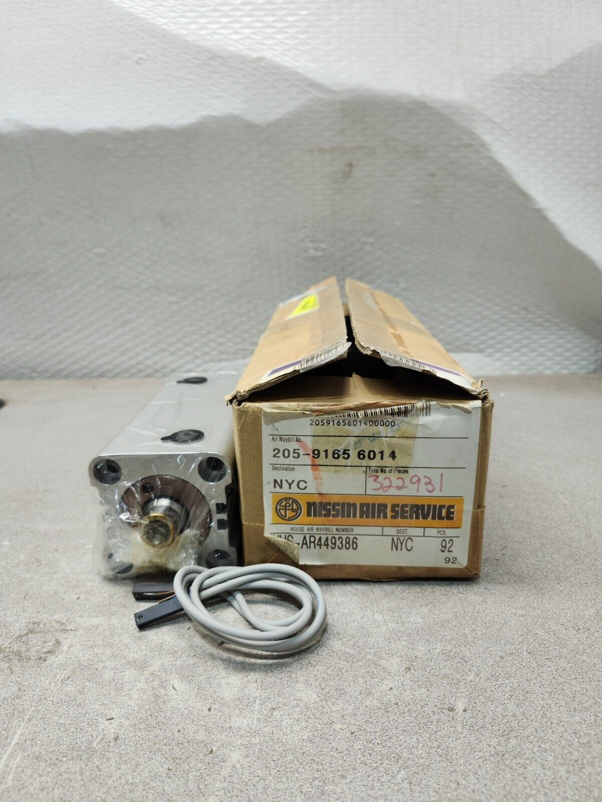 NEW IN BOX SMC CYL HYDRAULIC NPT W/UNF ROD TH CHDKDB40-100-Y59B-X675