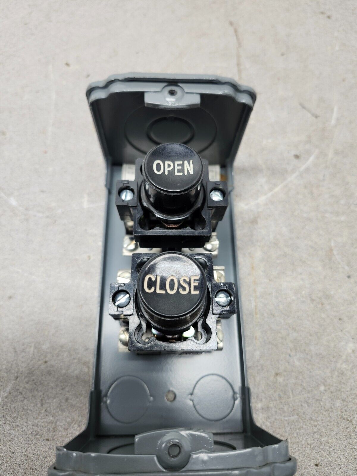 NEW NO BOX CUTLER HAMMER PUSHBUTTON STATION 10250H1057A