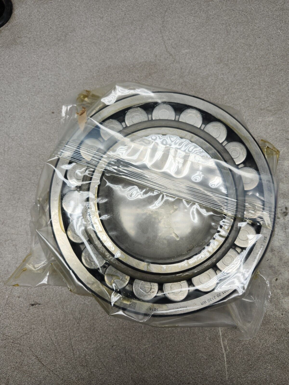 NEW IN BOX SKF SPHERICAL ROLLER BEARING 22224 EK