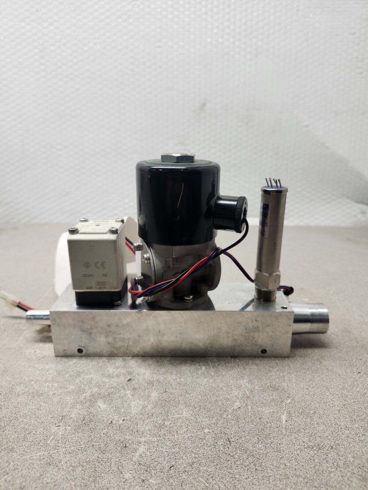 USED CKD 1/2" SOLENOID VALVE 3-WAY & BLOCK HVB612-X2077