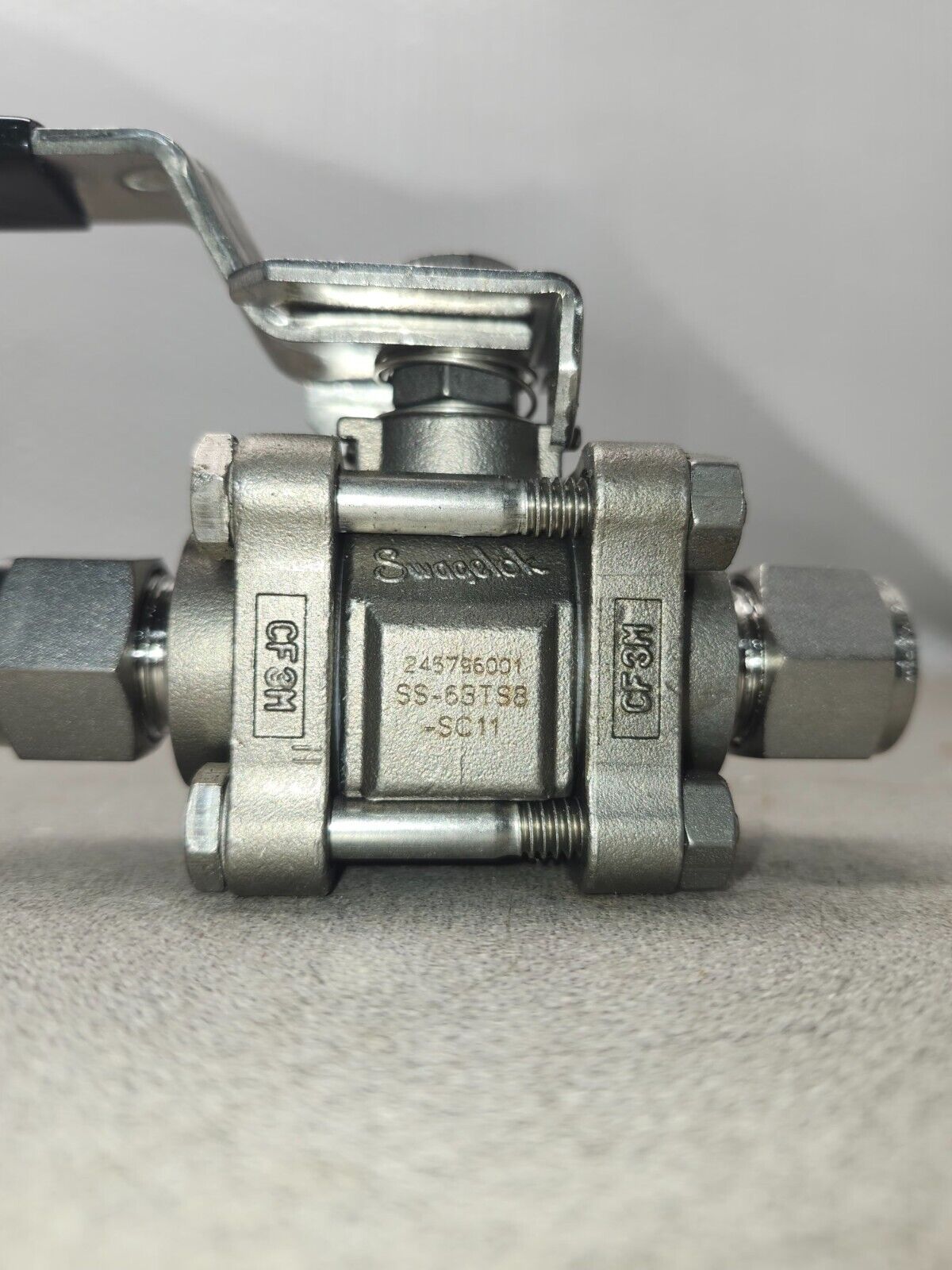 NEW SWAGELOK STAINLESS STEEL BALL VALVE SS-63TS8-SC11