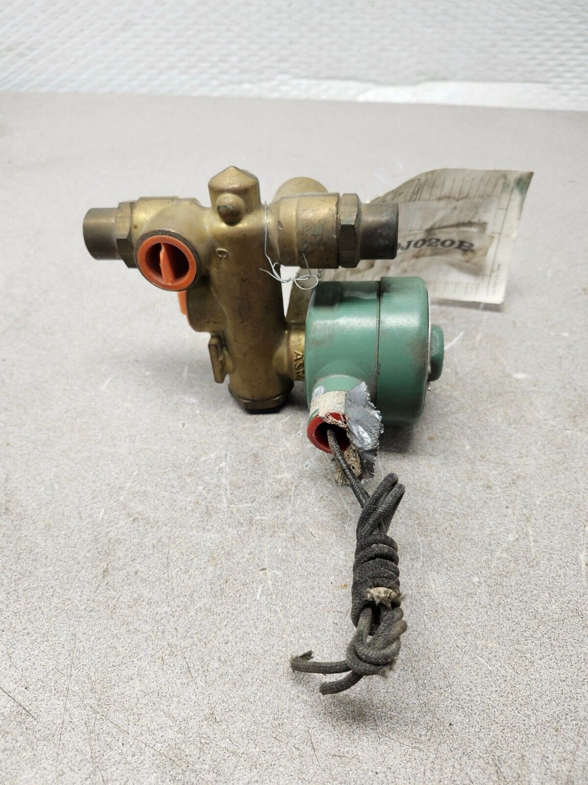 NEW NO BOX ASCO RED HAT 120V 60hz 20W 1/2 PIPE HB 8302C 29 U