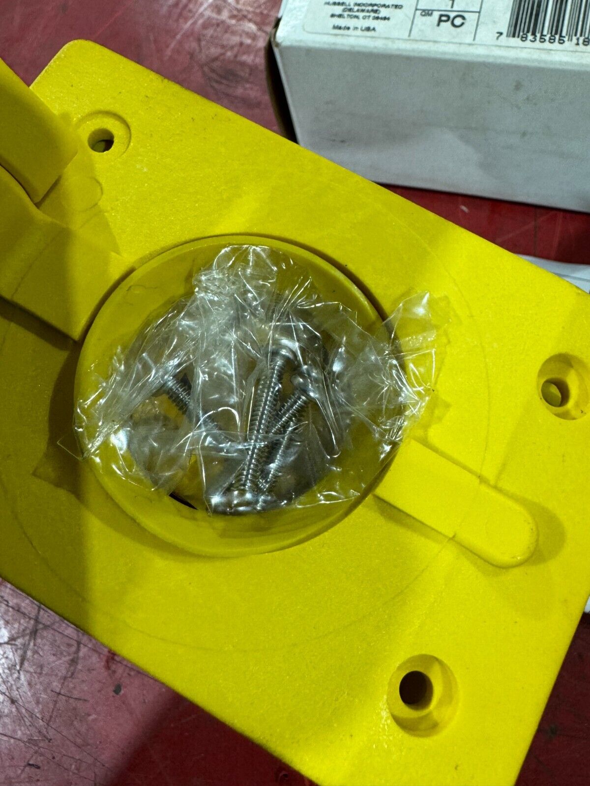 NEW IN BOX HUBBELL 15AMP 125V. WATERTIGHT RECEPTACLE 60W47H