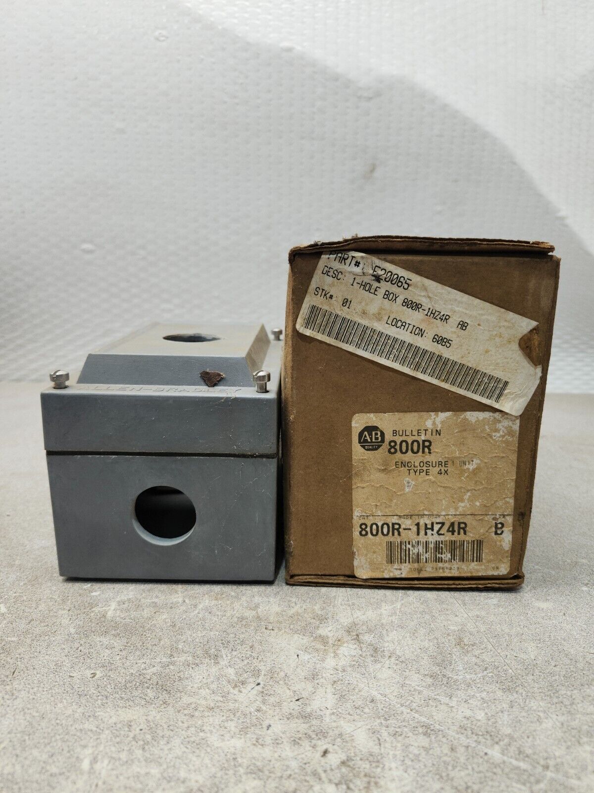 NEW IN BOX ALLEN BRADLY PUSH BUTTON STATION 800R1HZ4R