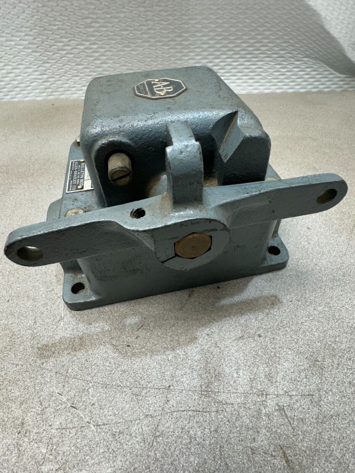 NEW SURPLUS ALLEN-BRADLEY 800 LIMIT SWITCH 1HW4C-14592