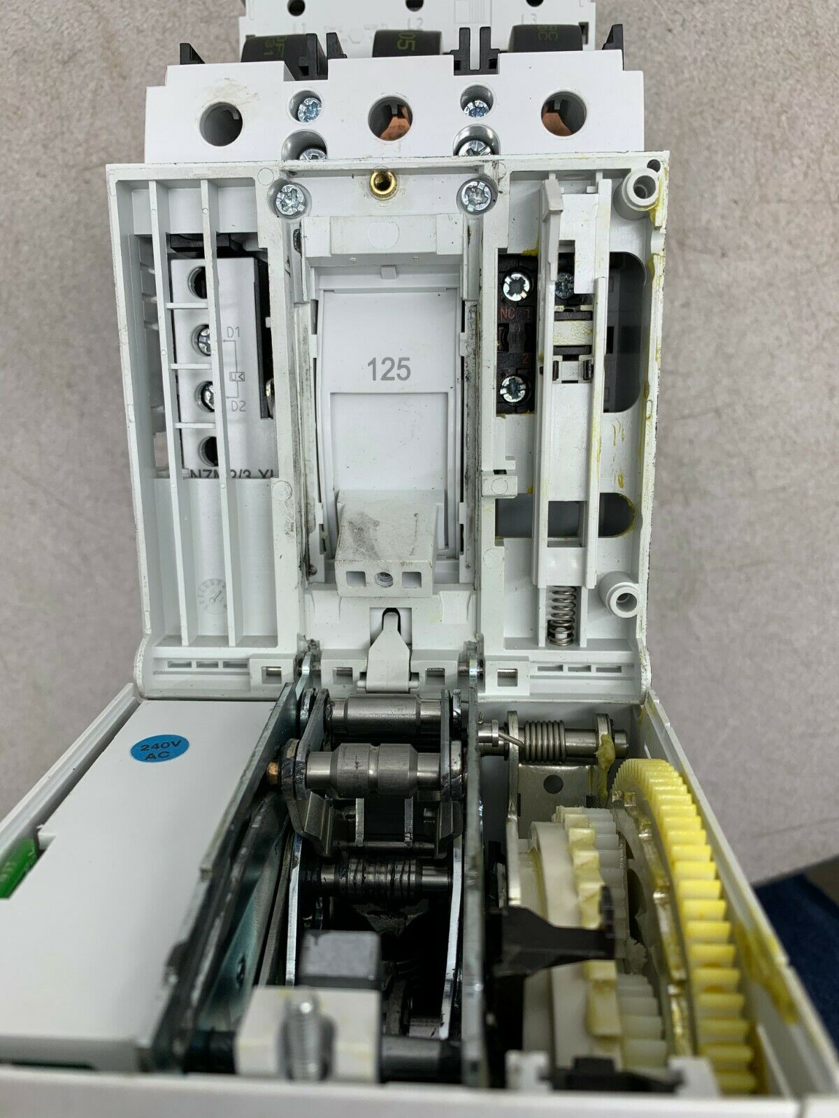 NEW EATON MOELLER 125AMP BREAKER WITH SYNCHRONIZED REMOTE OPERATOR NZM 2-XR