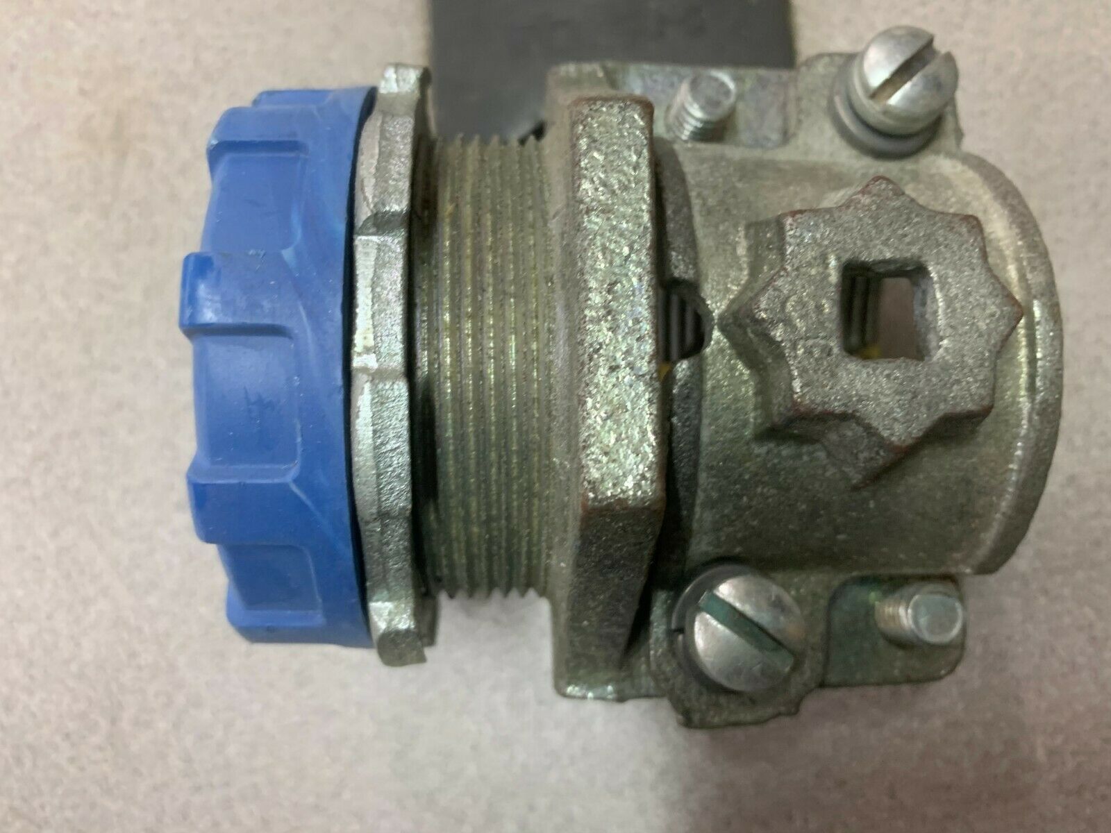 NEW IN BOX THOMAS AND BETTS CABLE CONNECTOR 10004