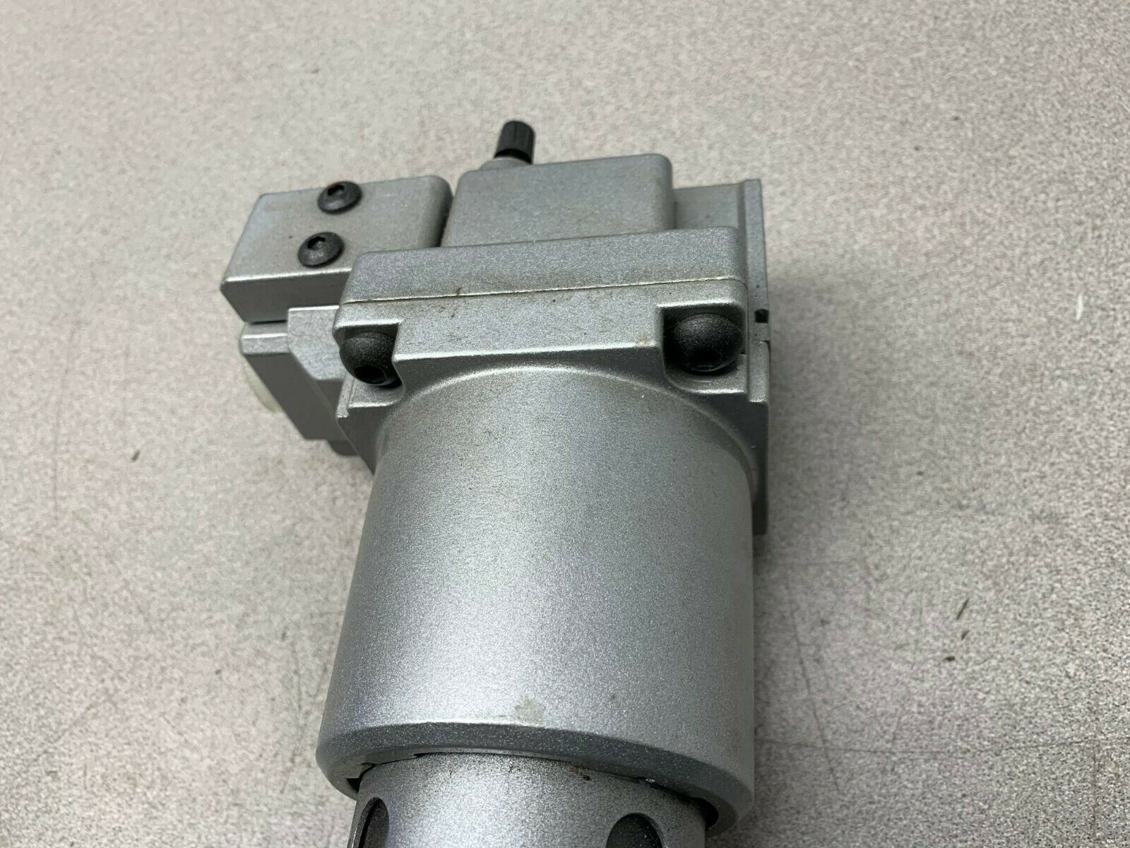 NEW NO BOX DYNAFLO PNEUMATIC LUBRICATOR L1795