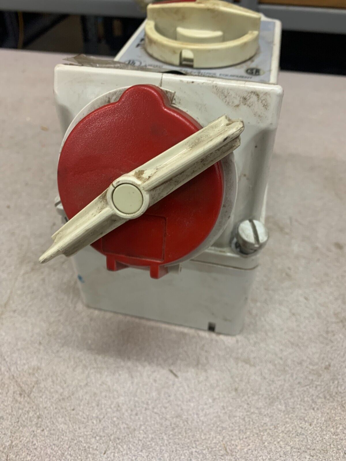 USED HUBBELL 30A 3PH 480VAC WATERTIGHT RECEPTACLE MI430R7W