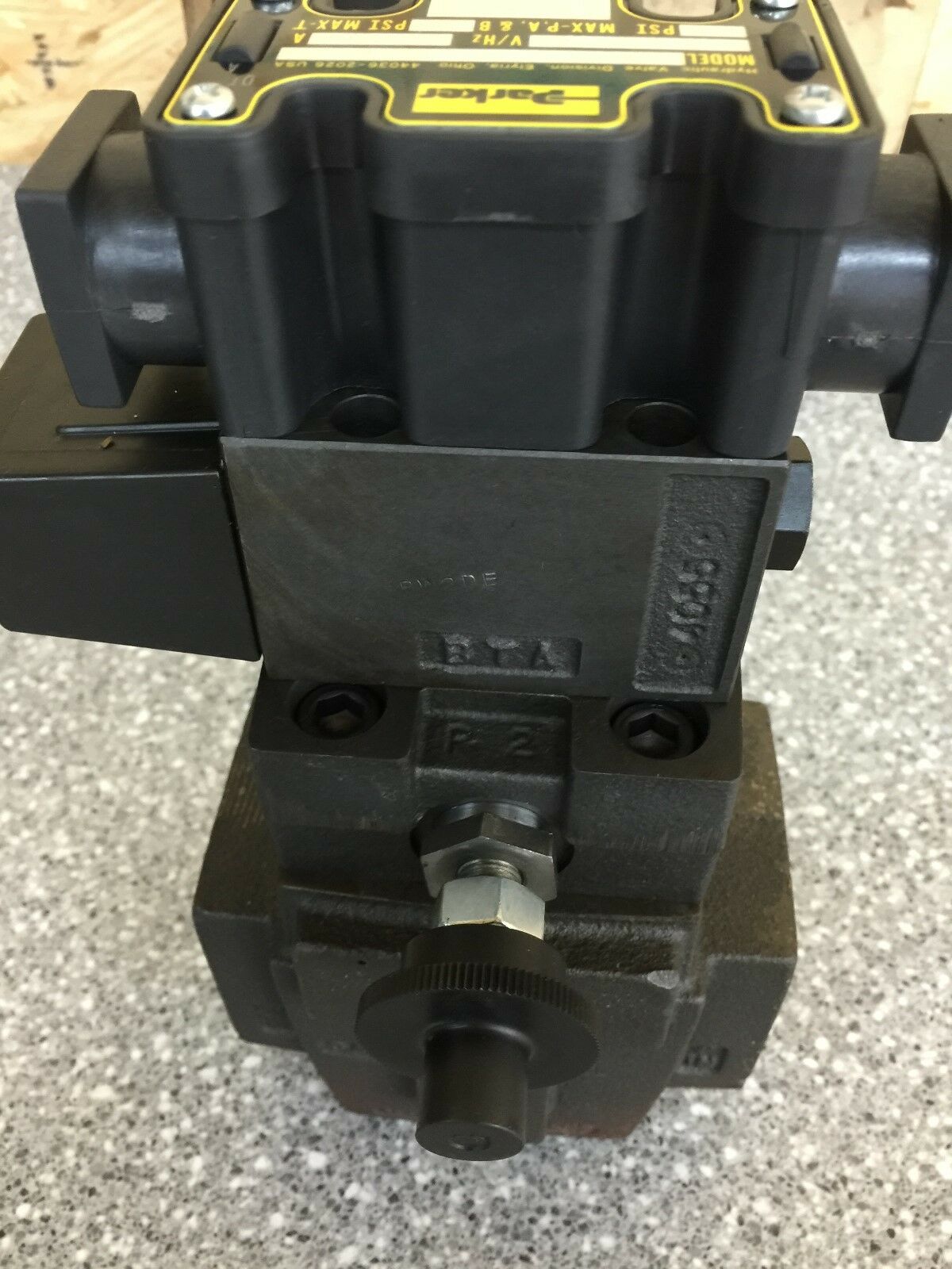 NEW IN BOX PARKER 110/120V HYDRAULIC SOLENOID VALVE R10S2YH853X2223