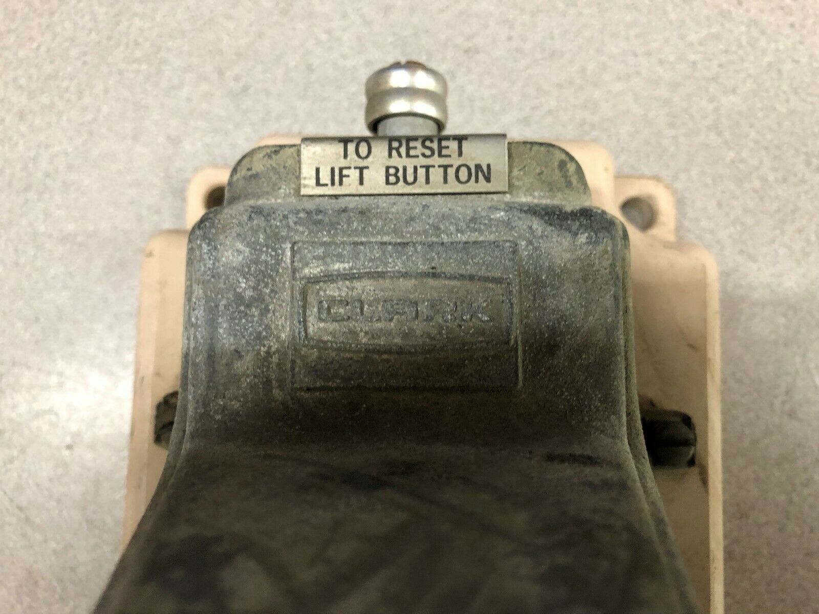 USED CLARK 600 AMP DC INVERSE TIME OVERLOAD RELAY 28 UT 2-600