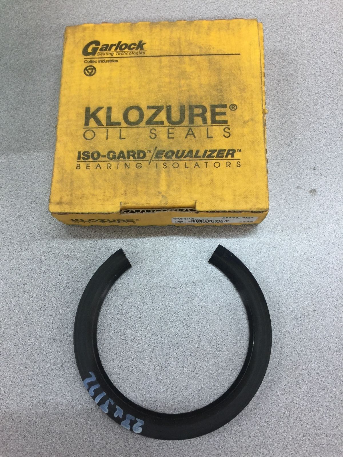 NEW IN BOX KLOZURE 23X3172 OIL SEAL 25003-3172