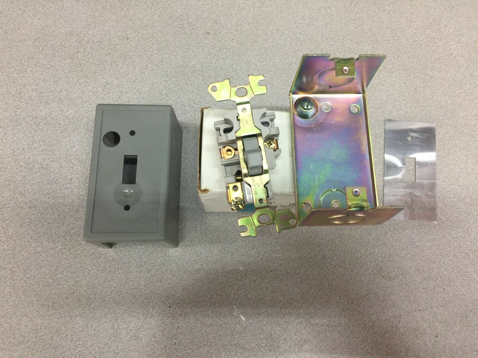 NEW IN BOX SIEMENS MANUAL STARTER 1POLE 277VAC 1HP SMFFG1