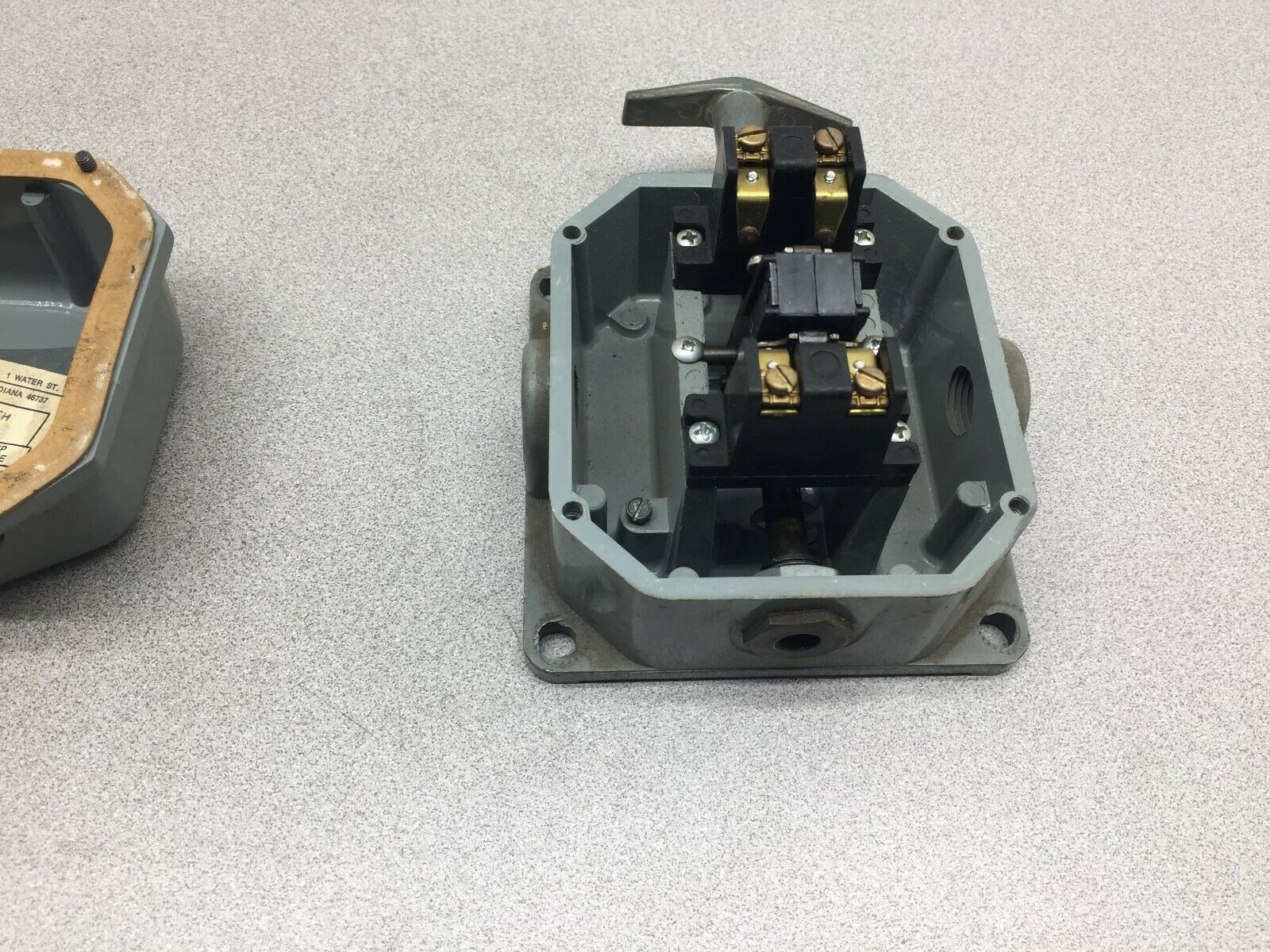 USED REES CABLE OPERATED SWITCH 15# TRIP FORCE RIGHT OR LEFT HAND 04944-000