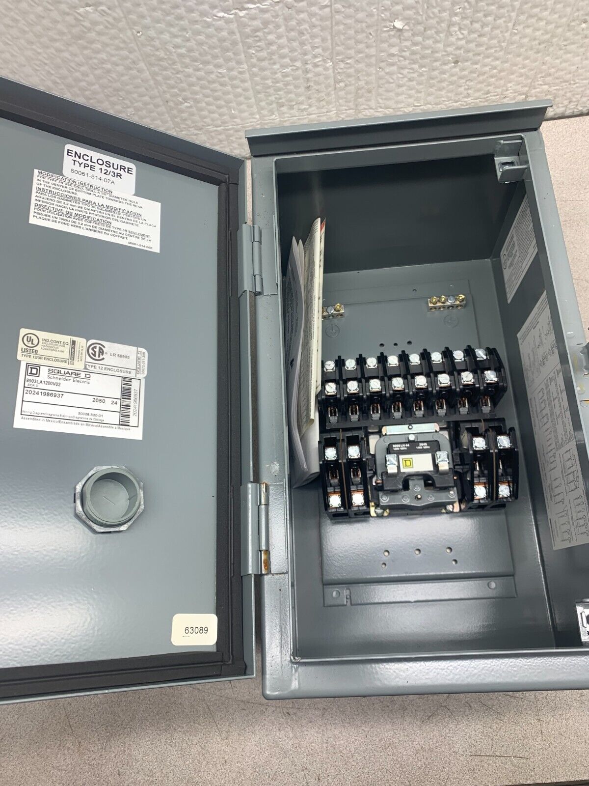 NEW NO BOX SQUARE D LIGHTING CONTACTOR WITH ENCLOSURE 8903LA1200V02 SERIES D