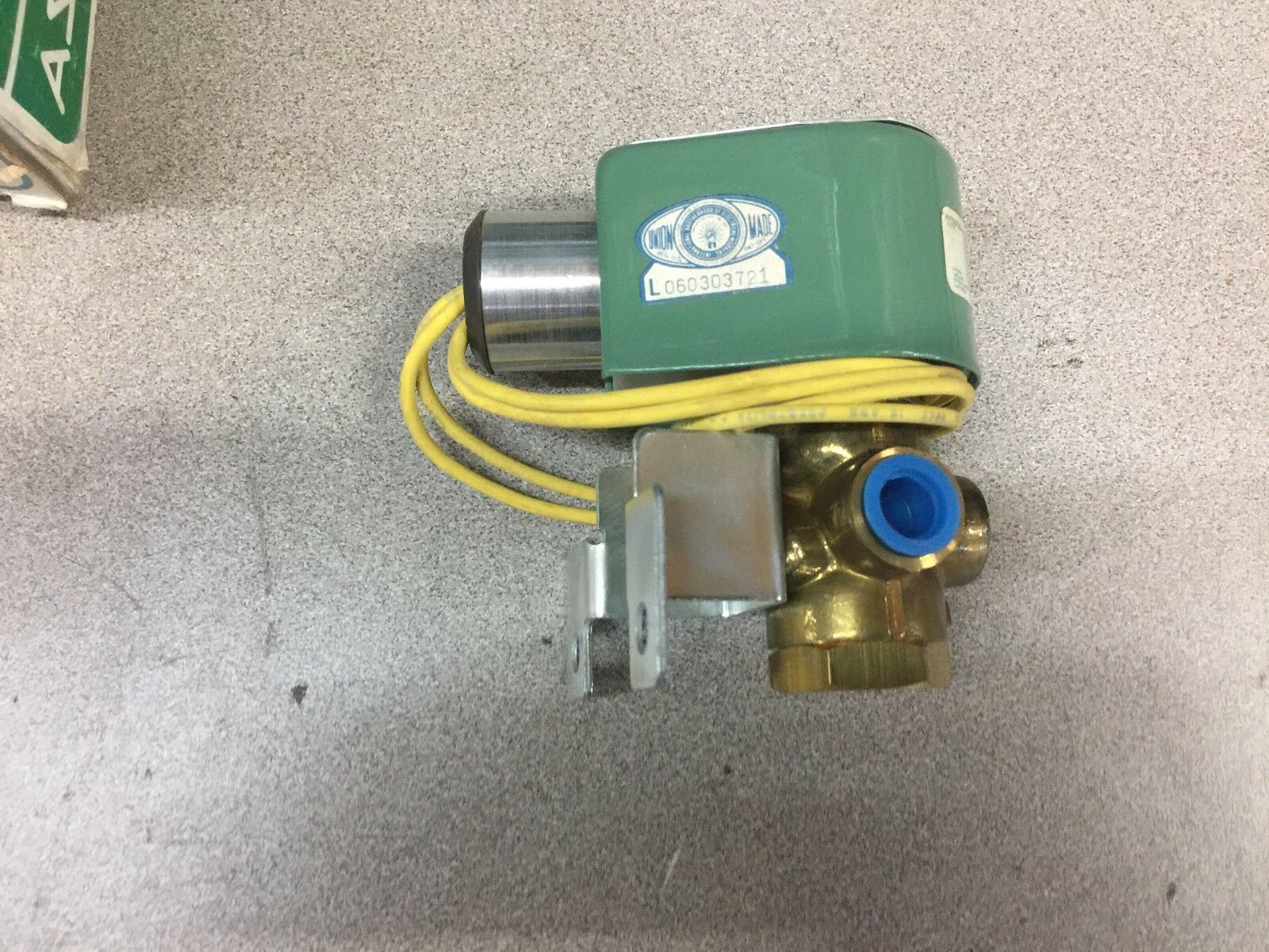 NEW IN BOX ASCO 1/4"NPT 24VDC 60PSI SOLENOID VALVE THT8320B174VM8