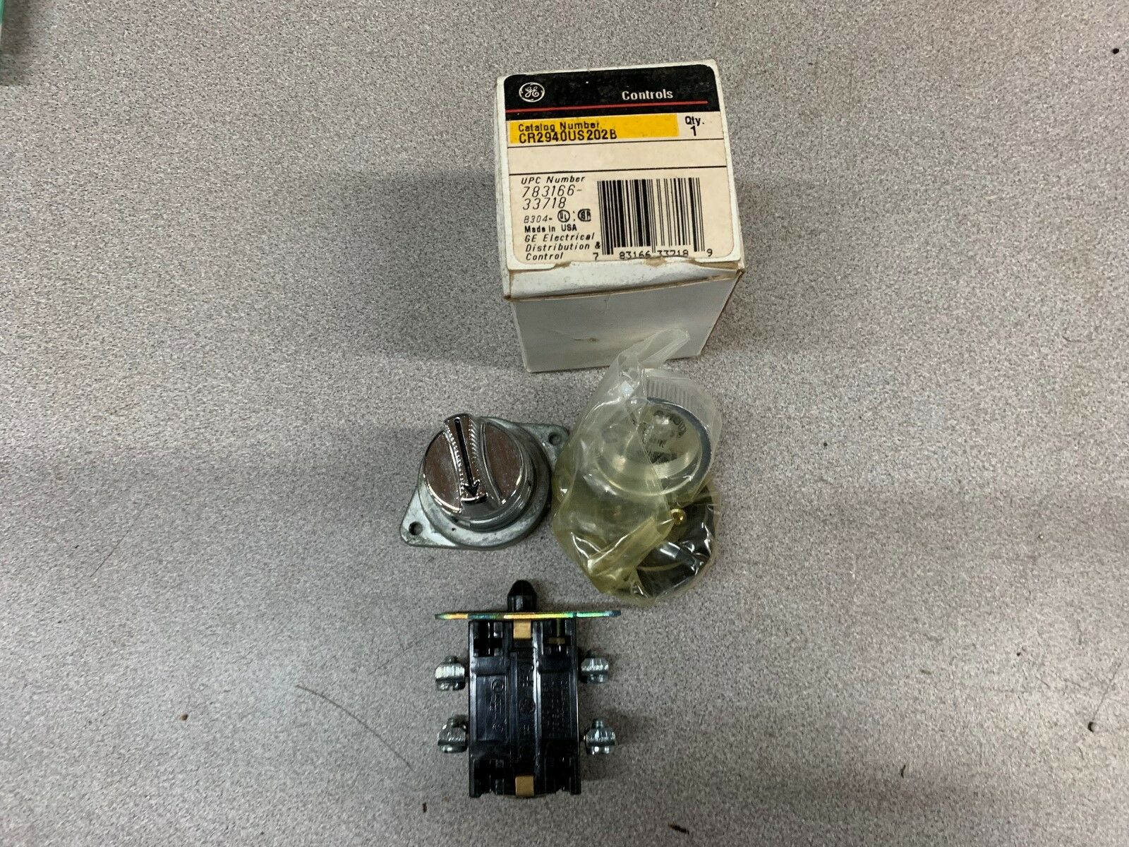 NEW IN BOX GE SWITCH CR2940US202B