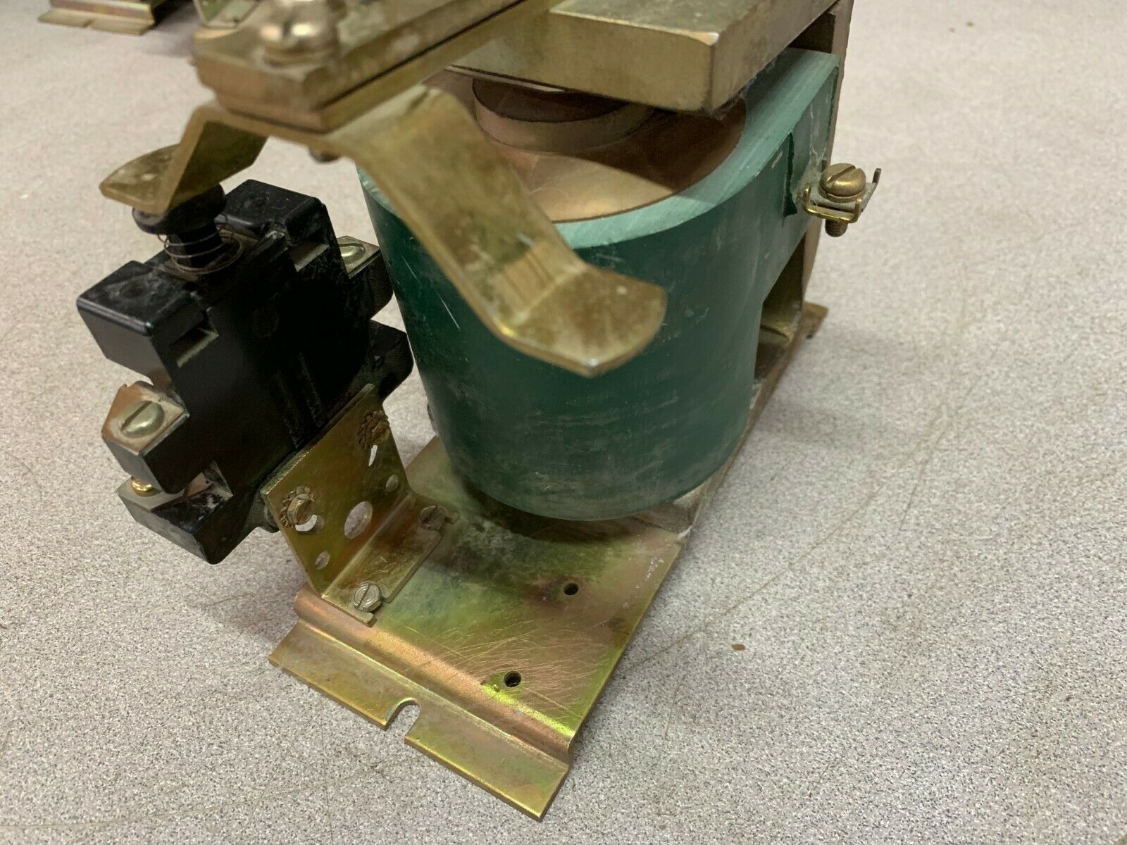 NEW NO BOX GENERAL ELECTRIC RELAY IC2820B200AF32E WITH COIL 22D14G24A