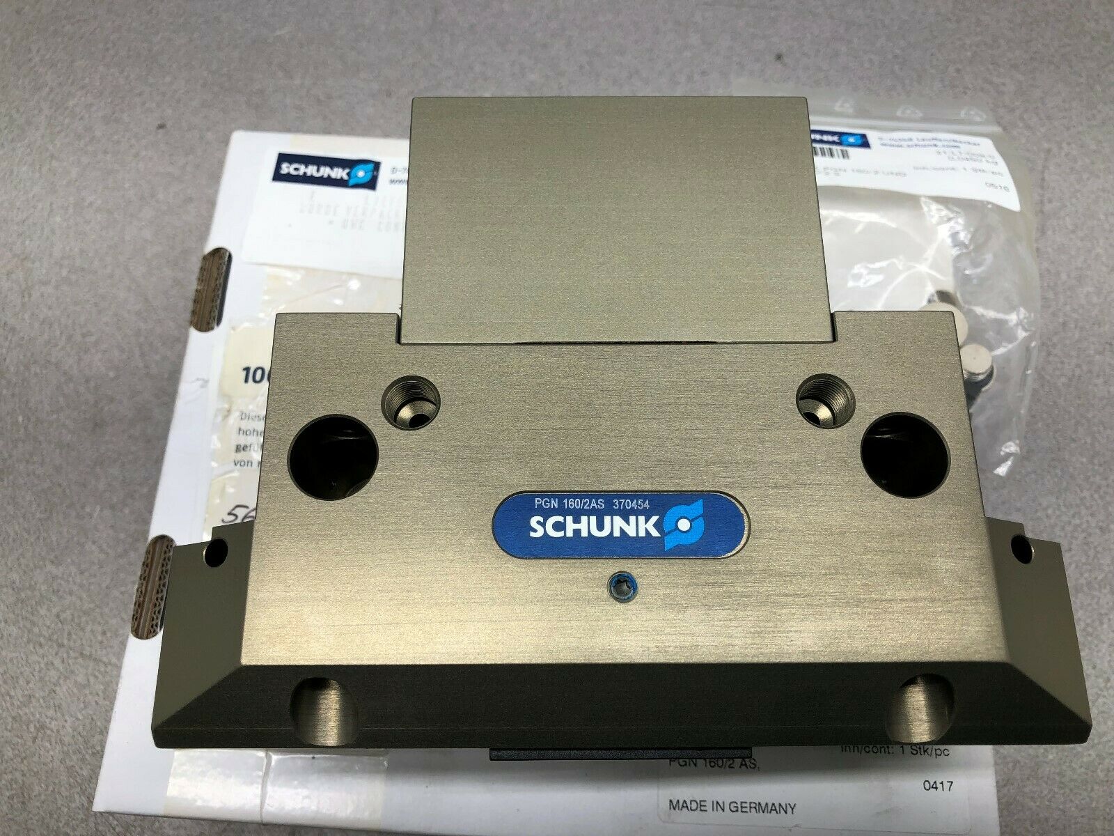 NEW IN BOX SCHUNK 2 FINGER PNEUMATIC CLAMP PGN 160/2 AS / 0370454