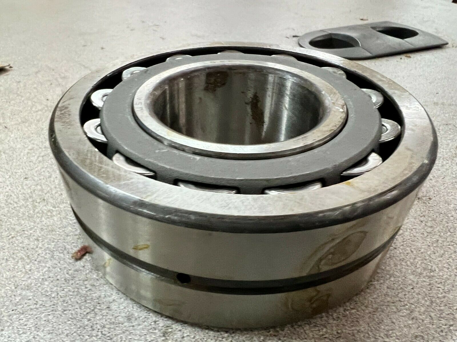 NEW IN BOX SKF SPHERICAL ROLLER BEARING 22310 CJ/C3/W33