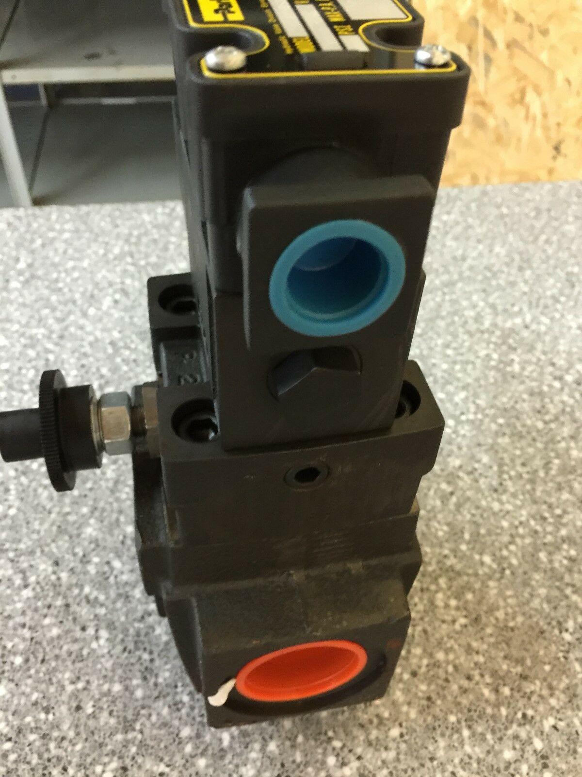 NEW IN BOX PARKER 110/120V HYDRAULIC SOLENOID VALVE R10S2YH853X2223