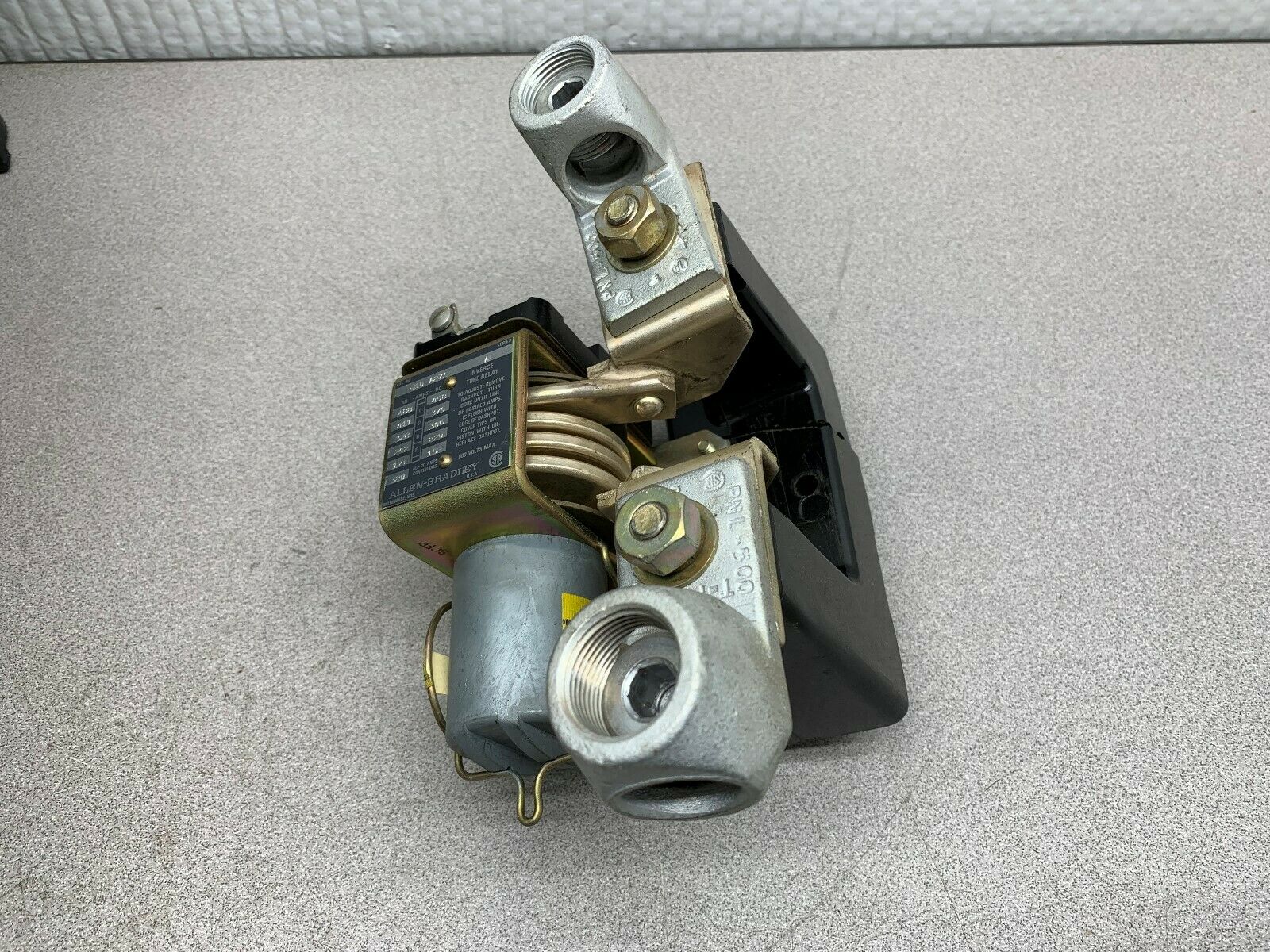 NEW NO BOX ALLEN-BRADLEY CURRENT RELAY 810-A27A SERIES A *CRACKED BASE*