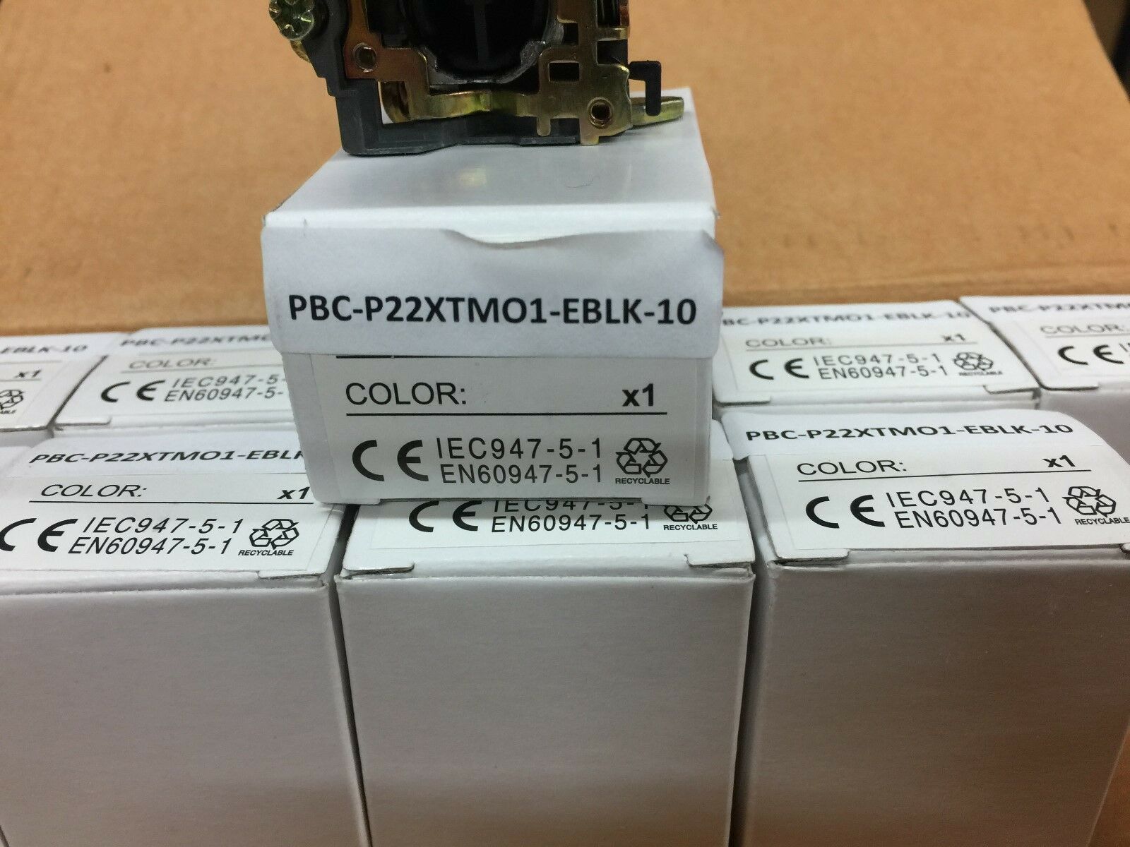 NEW IN BOX LOT OF 10 BLACK PUSH BUTTONS 1 N/O CONTACT PBC-P22XTM01-EBLK-10