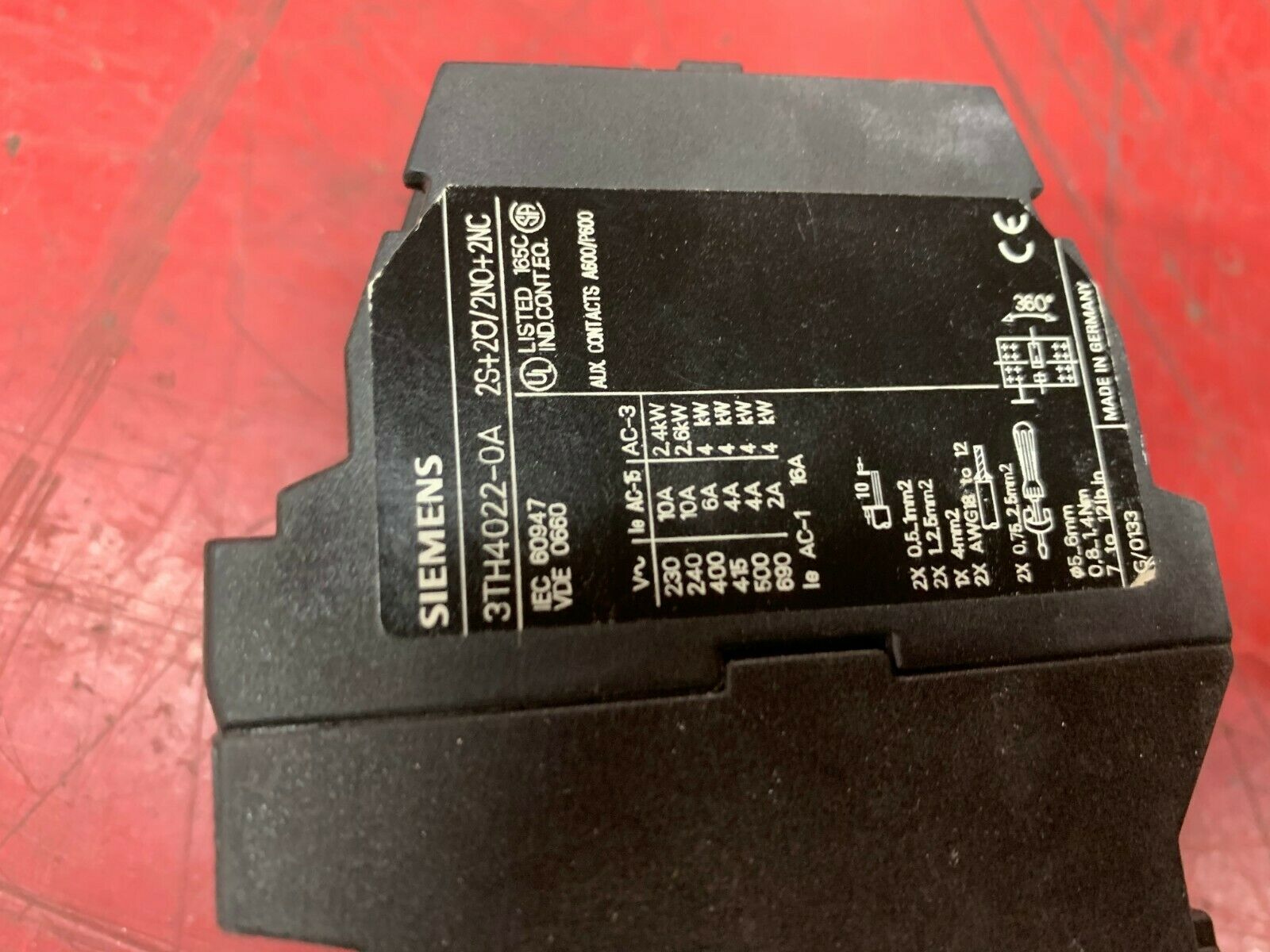 NEW IN BOX SIEMENS CONTROL RELAY 3TH40-22-0AJ2