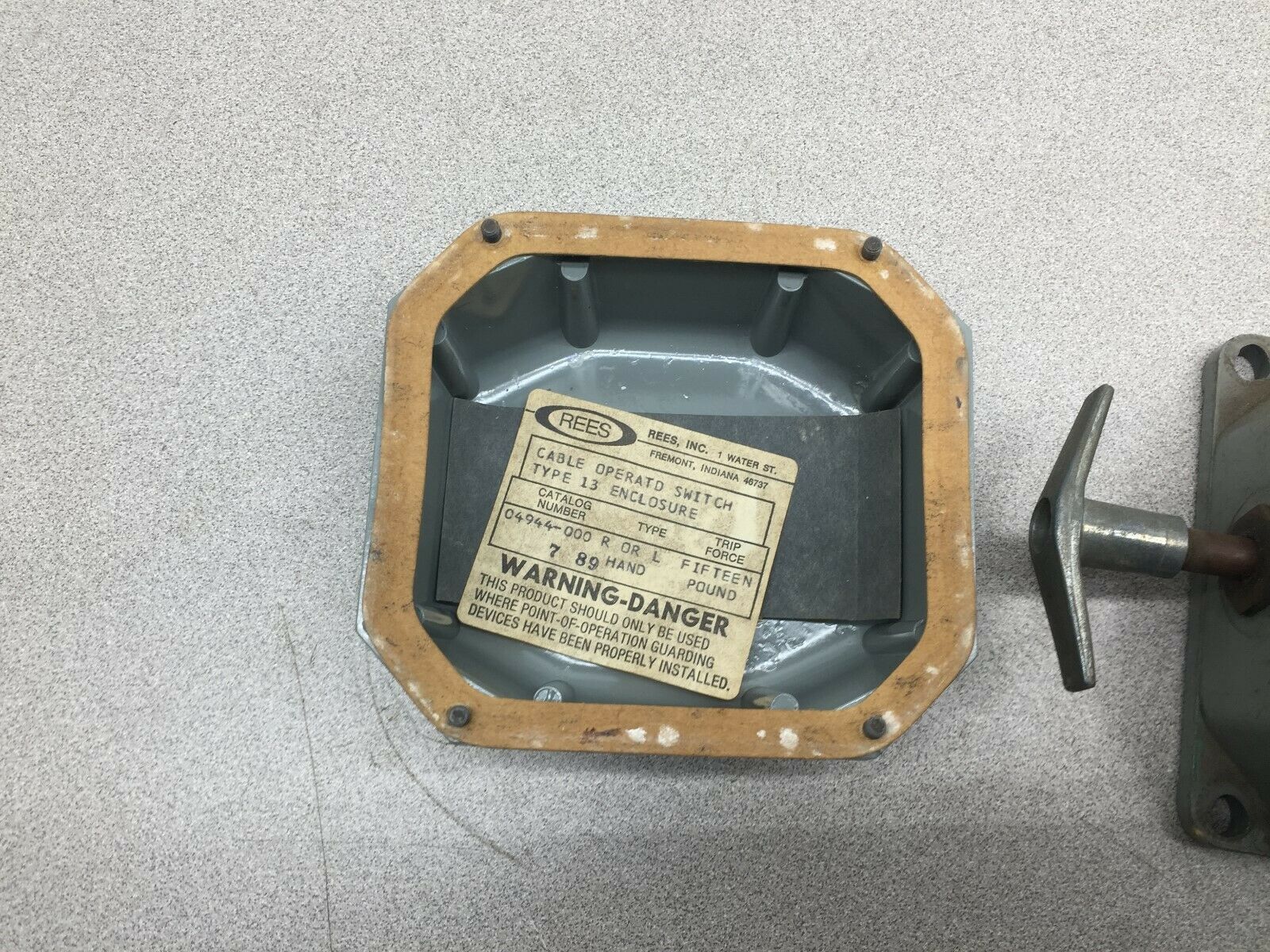 USED REES CABLE OPERATED SWITCH 15# TRIP FORCE RIGHT OR LEFT HAND 04944-000