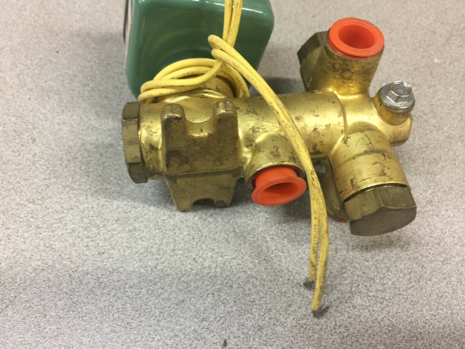 NEW NO BOX ASCO 3/8NPT 120PSI 120VAC SOLENOID VALVE T8300D9U