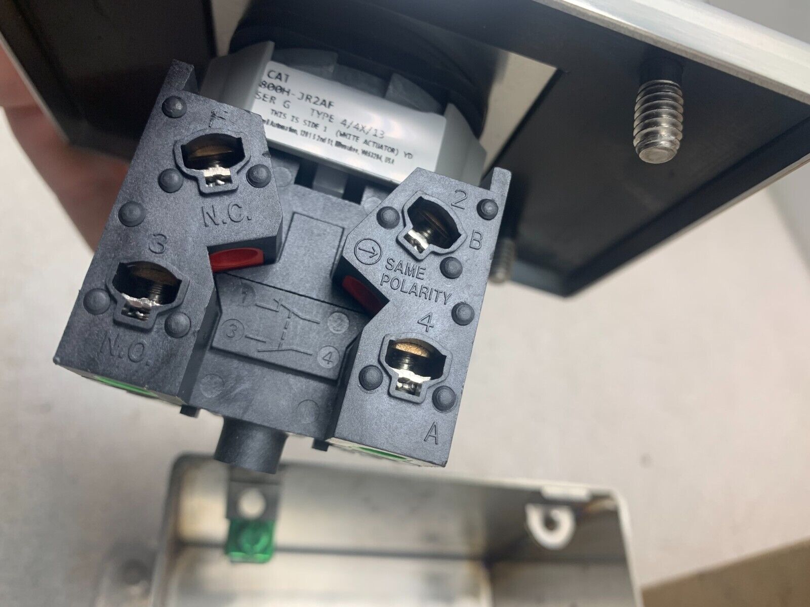 NEW IN BOX ALLEN-BRADLEY SEALED CONTACT SELECTOR SWITCH 800R-R3HA4TLM1 SERIES A