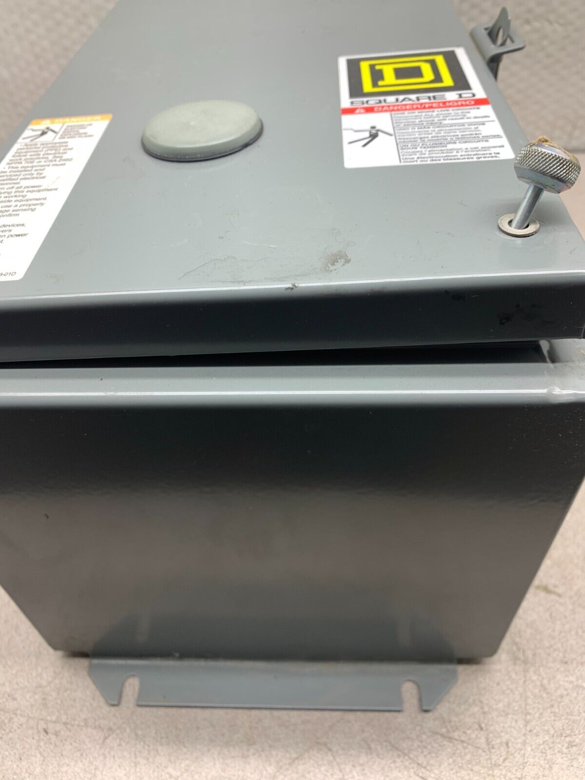 NEW NO BOX SQUARE D LIGHTING CONTACTOR WITH ENCLOSURE 8903LA1200V02 SERIES D