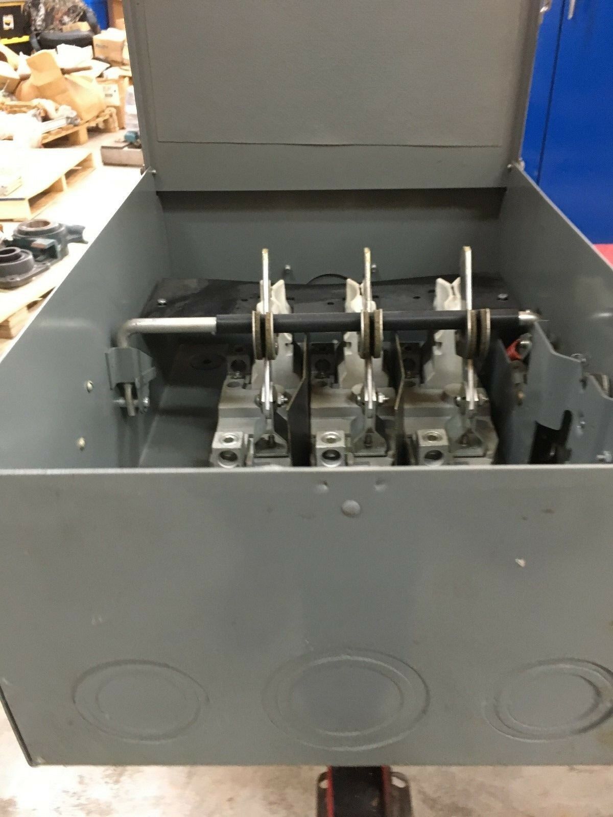 NEW CUTLER-HAMMER 3 POLE 200 AMP HEAVY DUT SAFETY SWITCH RAINTIGHT 4105H3334H