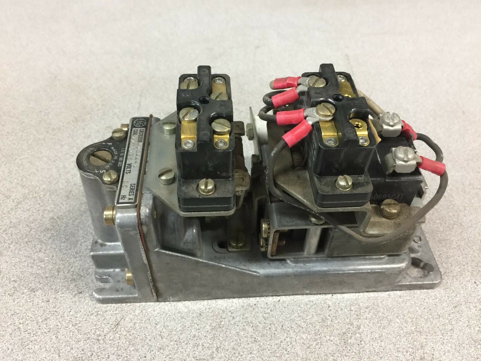 NEW NO BOX GE 125VDC RELAY CR20820B410AA41