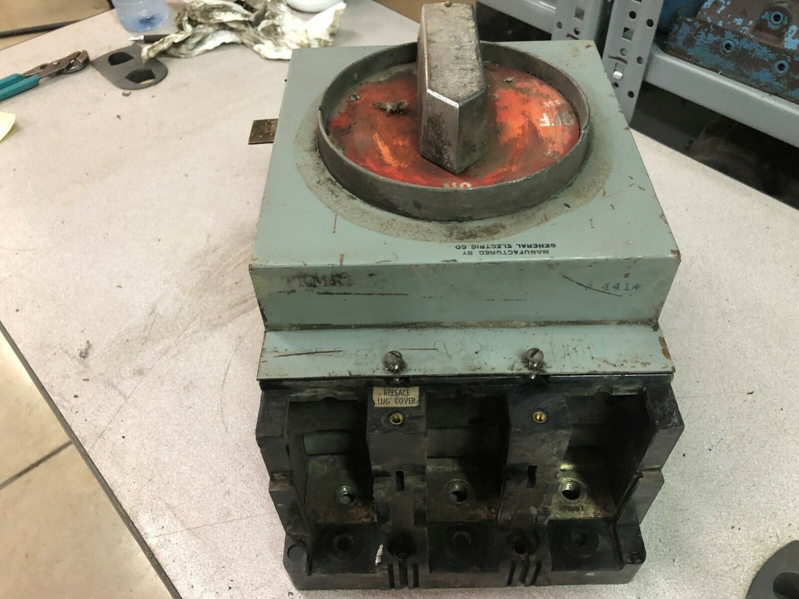 USED GE 800 AMP 3 POLE 600 VAC BREAKER WITH TKMR1 HANDLE TKM836F000 / TKMR1