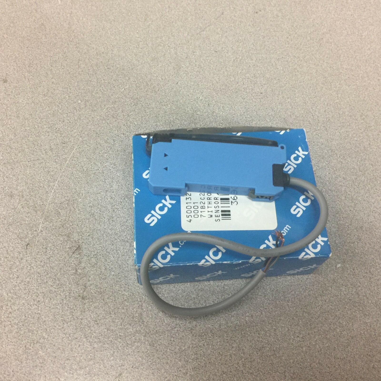 NEW IN BOX SICK SENSOR WLL170T-2P132 6 033 948