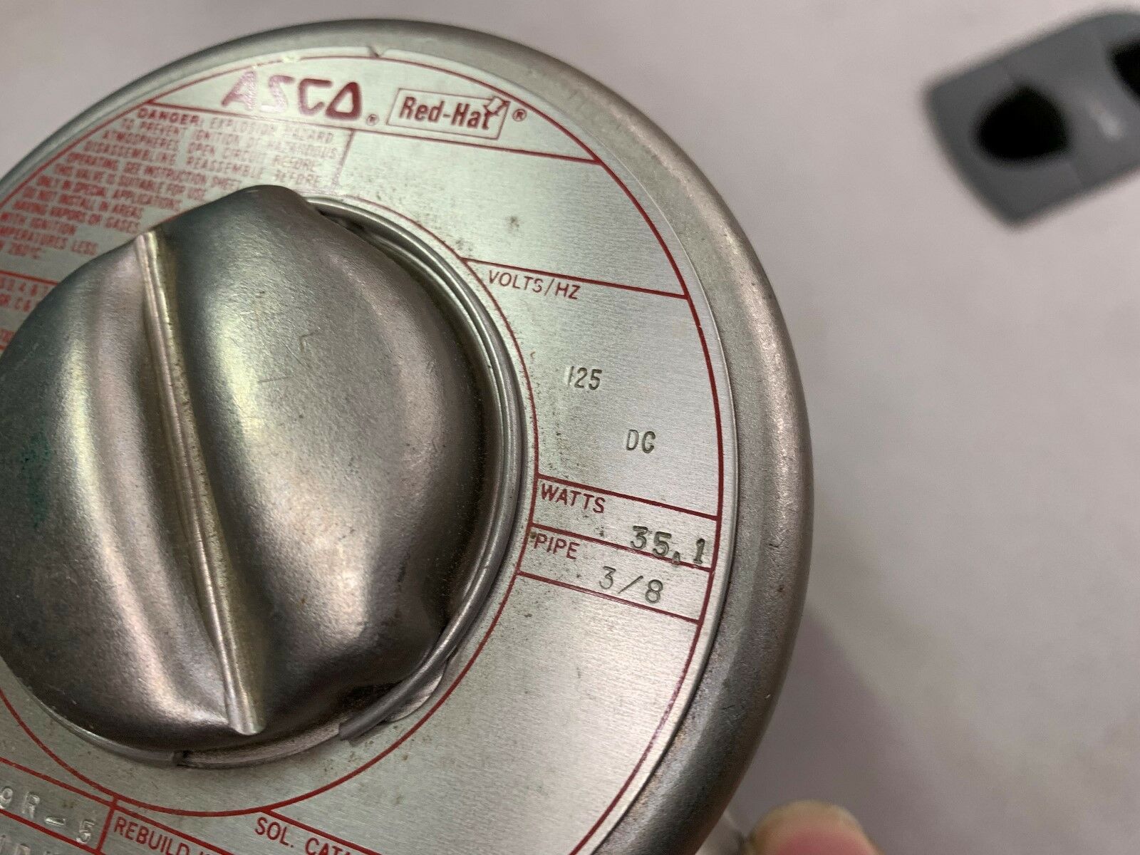 NEW NO BOX ASCO RED HAT SOLENOID VALVE 3/8" PIPE SIZE 125VDC COIL NPK 8342 B23E