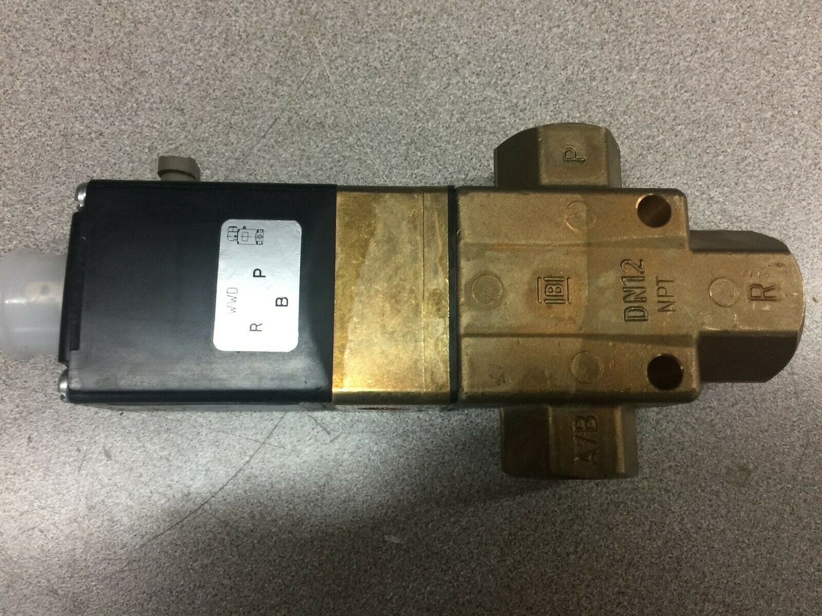 NEW NO BOX BURKERT 1/2 NPT 24 VDC COIL SOLENOID VALVE 98134006