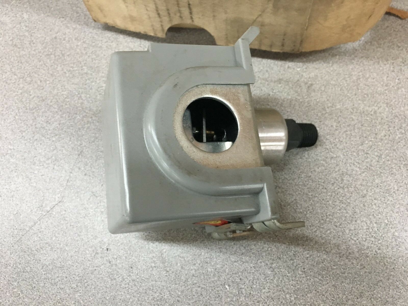 NEW IN BOX UNITED ELECTRIC PRESSURE SWITCH J54A 9960 24 R 3 TO 30 PSI 8222