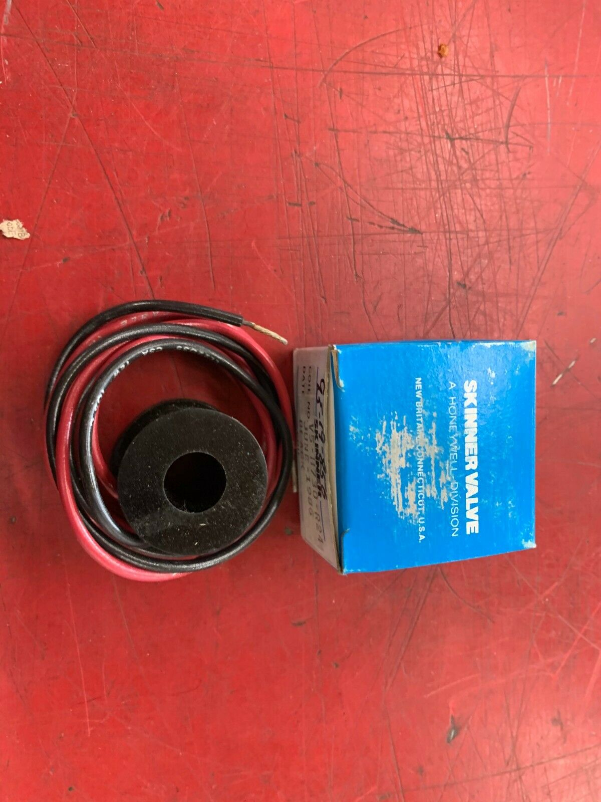 NEW IN BOX SKINNER SOLENOID COIL V5-H730-R24