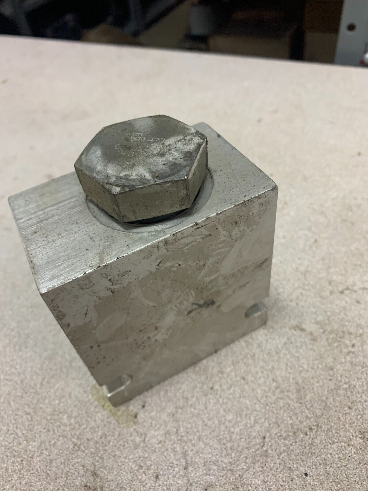 NEW NO BOX COMPACT CONTROLS HYDRAULIC MANIFOLD YC220616 R7