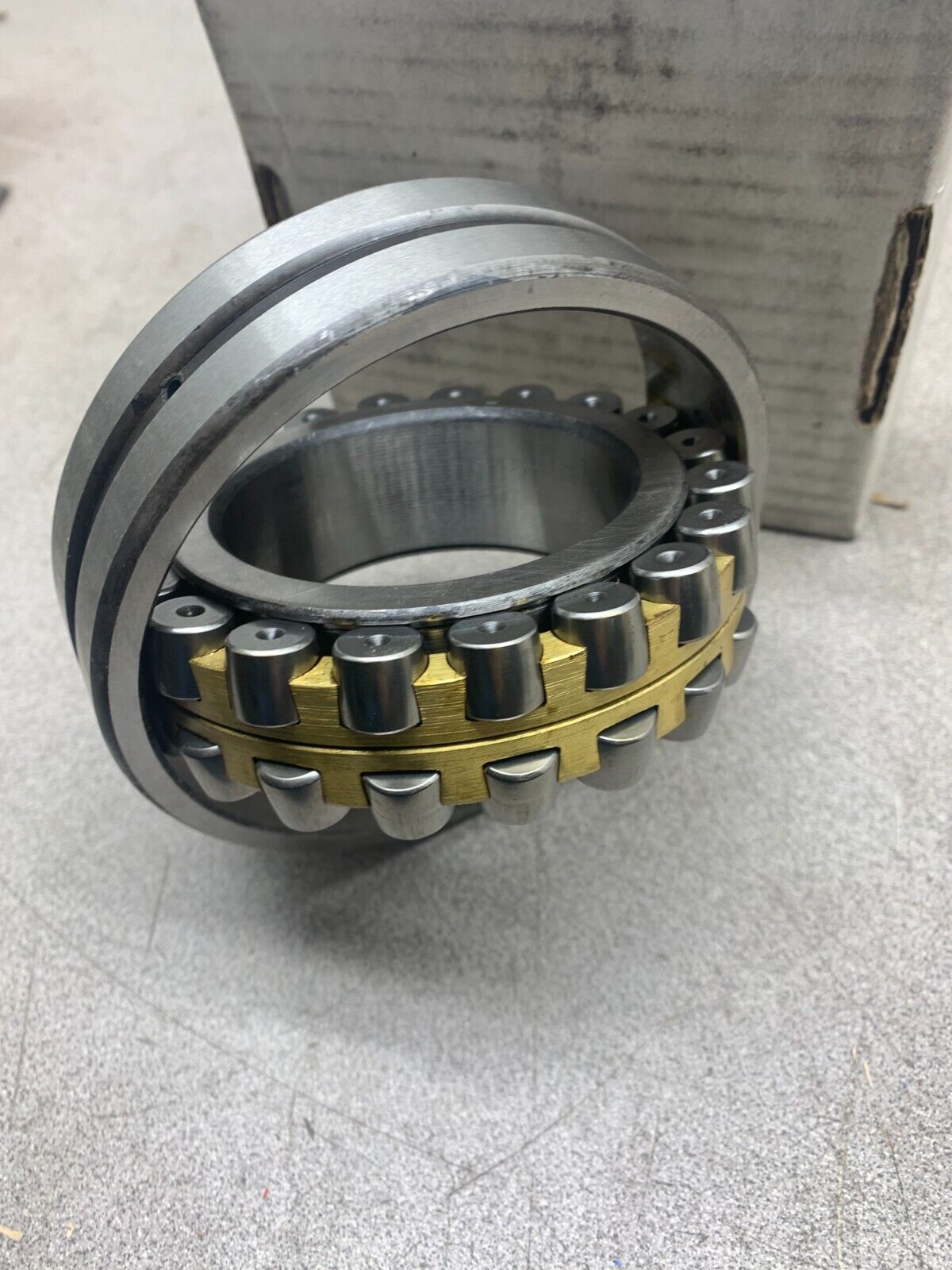 NEW IN BOX ASSOCIATED DYNAMICS ROLLER BEARING 22213KMC3W33